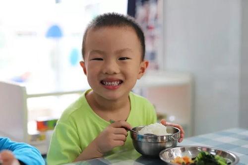 小何和斯老师一起吃瓜,瓜田笑谈，共享夏日清凉时光